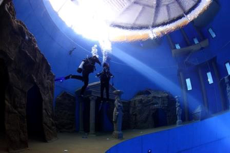Das Bild zeigt den Tauchturm im Siegburger Oktopus