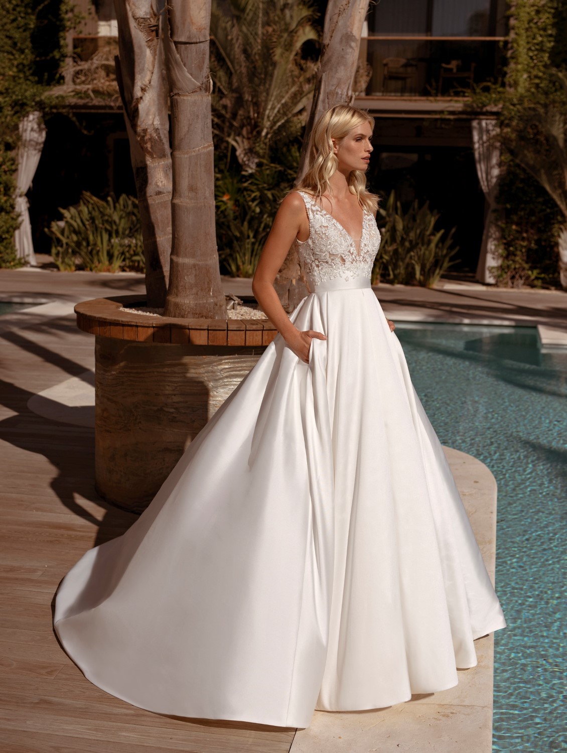 Das Bild zeigt ein weibliches Model in einem weißen Brautkleid