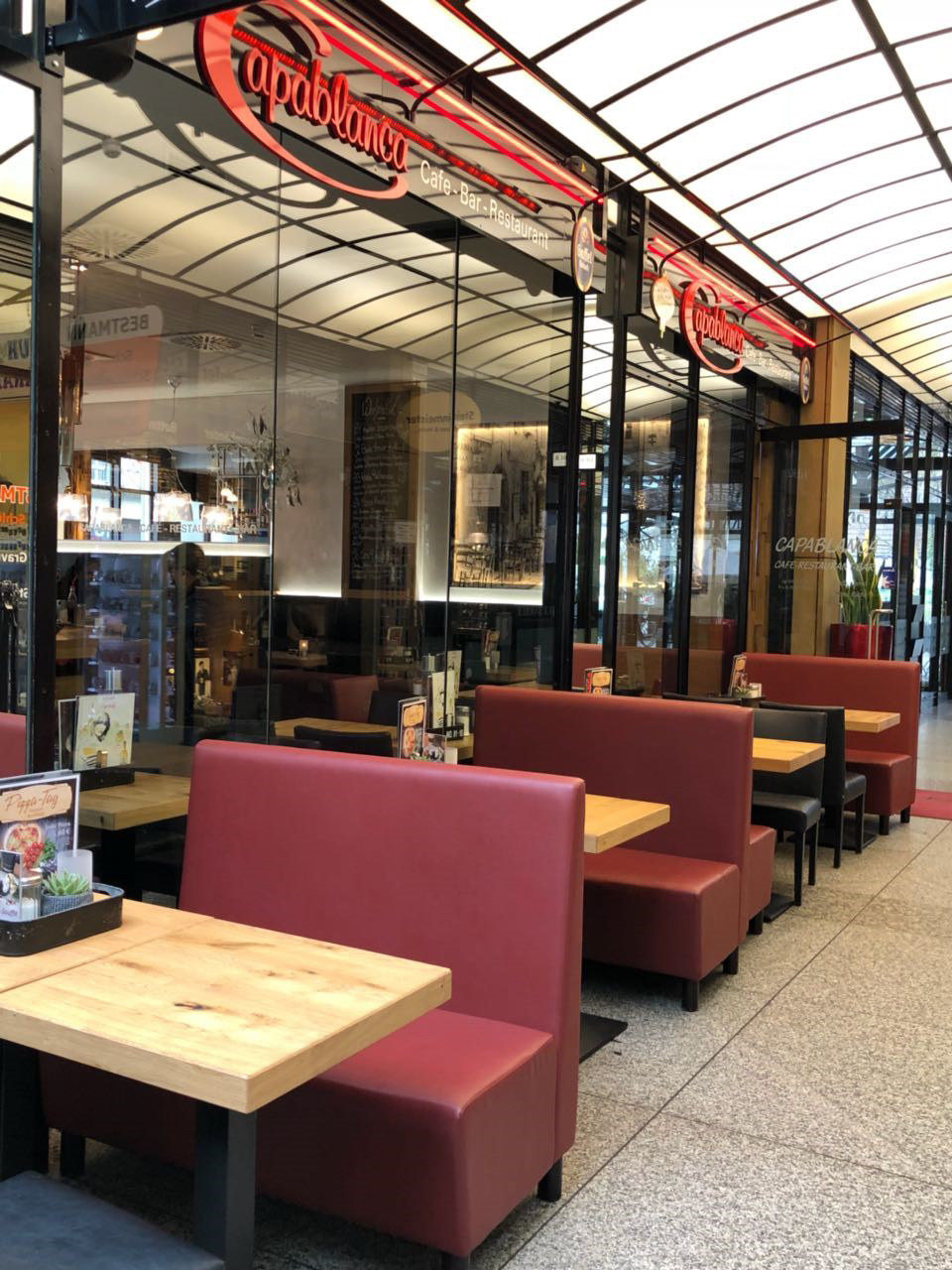 Das Bild zeigt den Restaurantbereich des Café Capablanca in Siegburg in der Marktpassage
