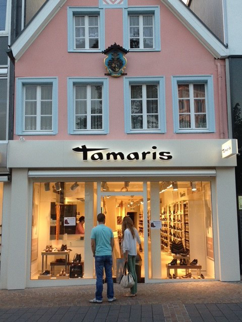 Das Bild zeigt die Front des Ladenlokals von Tamaris Schuhe in Siegburg