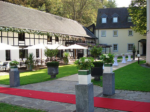 Das Bild zeigt den Klosterhof Seligenthal