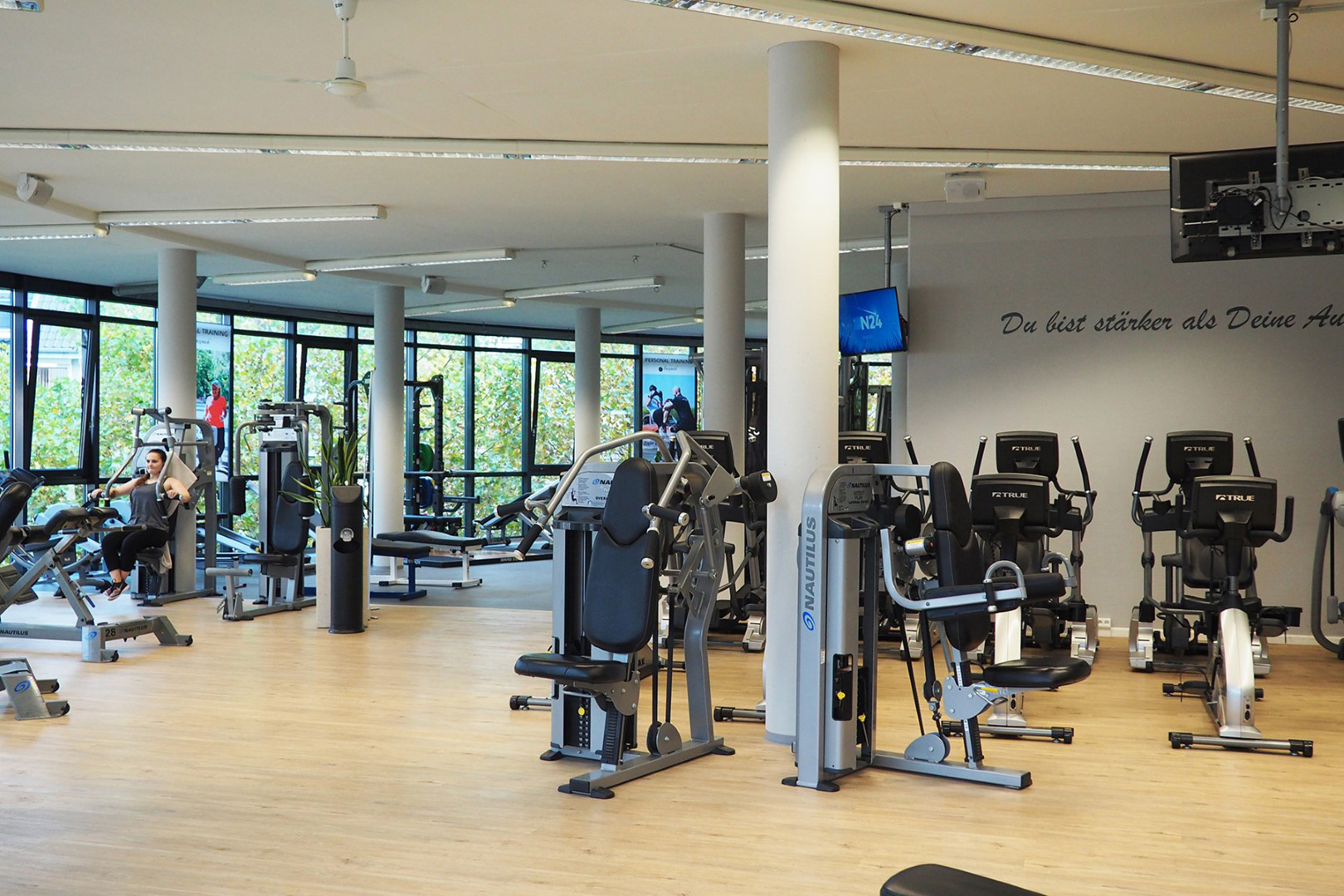 Auf dem Bild ist der Trainingsbereich vom FAMILY Fitness Club in Siegburg zu sehen