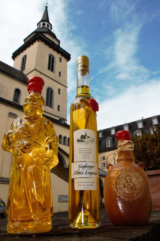 Das Bild zeigt 3 Liqueur-Flaschen der Abtei-Liqueur Siegburg GmbH