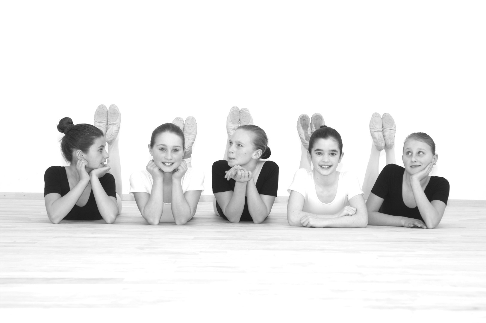 Das Bild zeigt eine Gruppe von Tänzerinnen