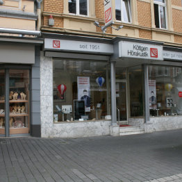 Das Bild zeigt das Geschäft von Köttgen Hörakustik in Siegburg von außen