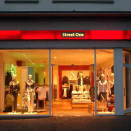 Das Bild zeigt den Eingangsbereich von Street One