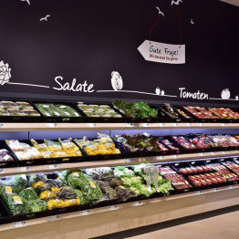 Das Bild zeigt die Salattheke im REWE Markt Petz