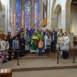 Gruppenfoto des Vereins der Freunde und Förderer des Michaelsberges e.V. in einer Kirche vor dem Altar
