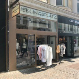 Das Bild zeigt eine Außenansicht der Verkaufsräume von Comma und Lieblingsplatz in Siegburg