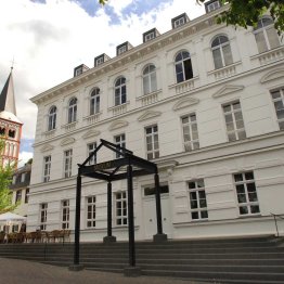 Das Bild zeigt das Gebäude sowie den Haupteingang des Siegburger Stadtmuseums