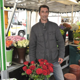 Auf dem Bild sieht man Gürkan Dural vor seinem Stand