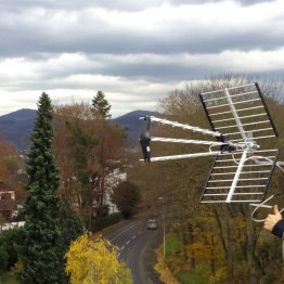 Das bild zeigt eine Antennenanlage auf dem Dach eines Gebäudes
