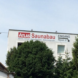 Das Bild zeigt das Firmengebäude der Atlas Saunabau GmbH