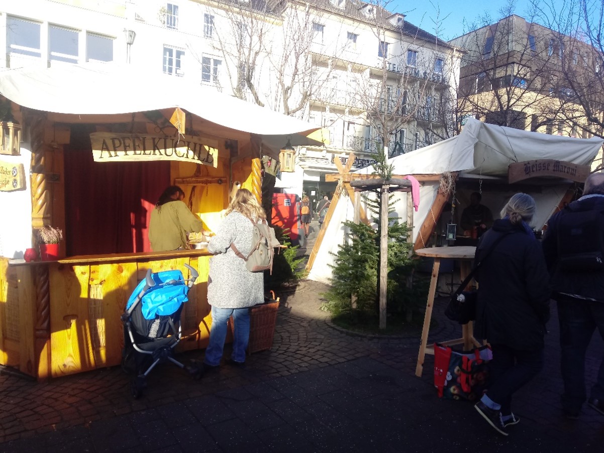 Apfelküchlestand von Volker Schäfer auf dem Weihnachtsmarkt