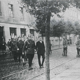 SPD-Männer mit der Polizei auf der Kaiserstraße.