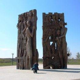 Das Denkmal "Die Pforte der Erinnerung" am Vernichtungsort Trostinez. 