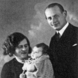 Das Ehepaar Rochmann mit Zilly Rosa, Jahreswende 1931/32.
