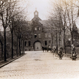 Zufahrt zum Brückberger Gefängnis in der Luisenstraße, 1922.
