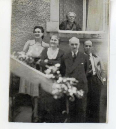 Aron Dunajewsky mit Ehefrau Gertrud in der Bildmitte. Sie überlebte ebenso wie Adoptivtochter Elsebeate, im Bild links, die Nazizeit und stirbt 1948 in Bayern.