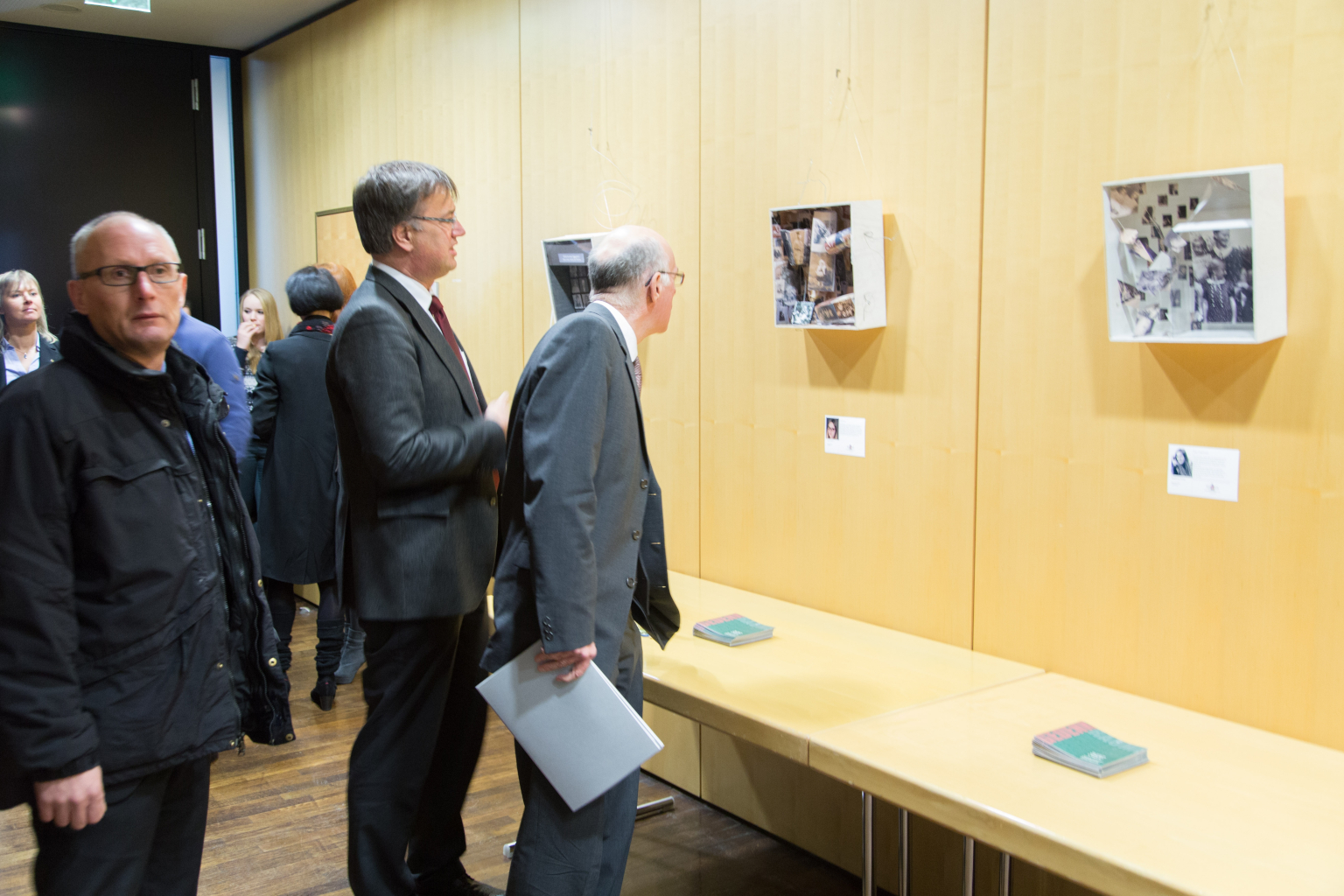 Bundespräsident Norbert Lammers besieht sich die "Gedenk-Räume" in Erinnerung an Familie Heli.