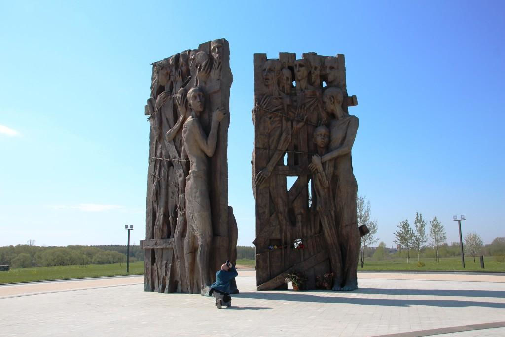 Das Denkmal "Die Pforte der Erinnerung" am Vernichtungsort Trostinez. 