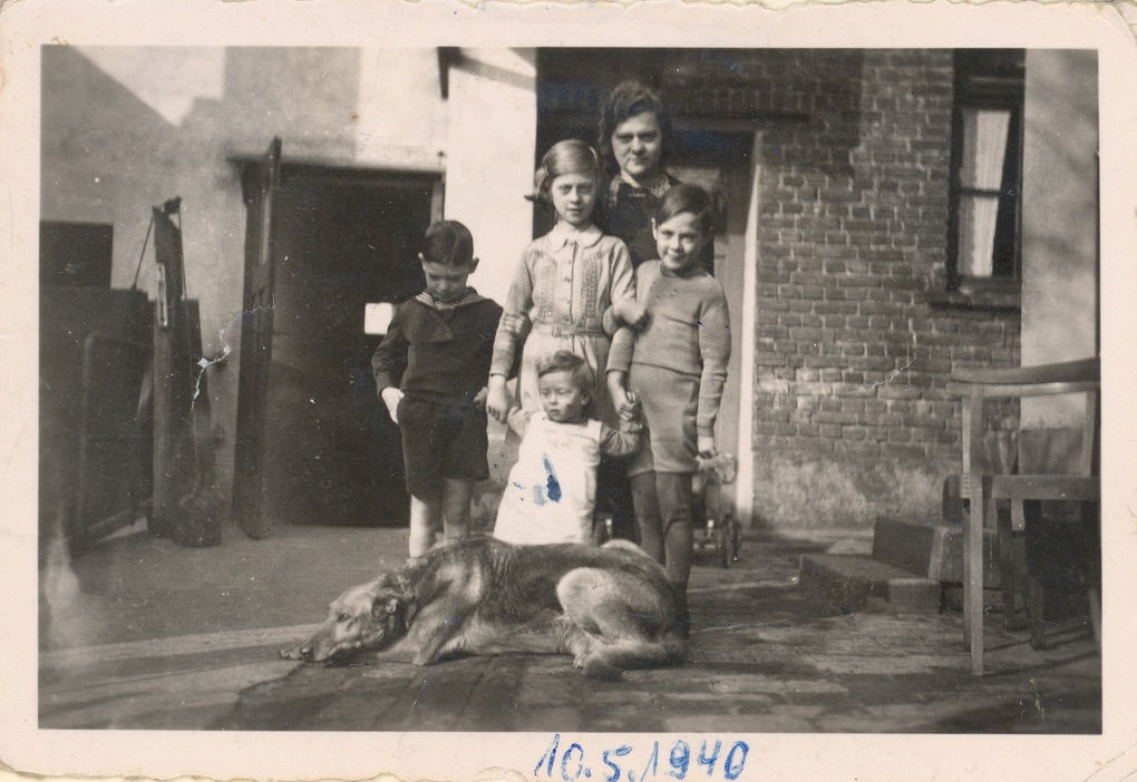 Mutter Johanna mit ihren Kindern Zilly, Kurt und Edith sowie einem unbekannten Jungen (l.) in einer Aufnahme vom 10. Mai 1940.