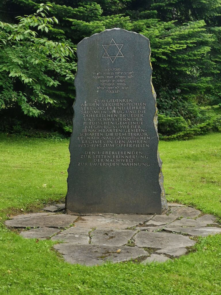 Gedenkstein auf dem jüdischen Friedhof. 