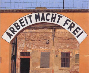 Zynischer Schriftzug am Eingang in Theresienstadt.